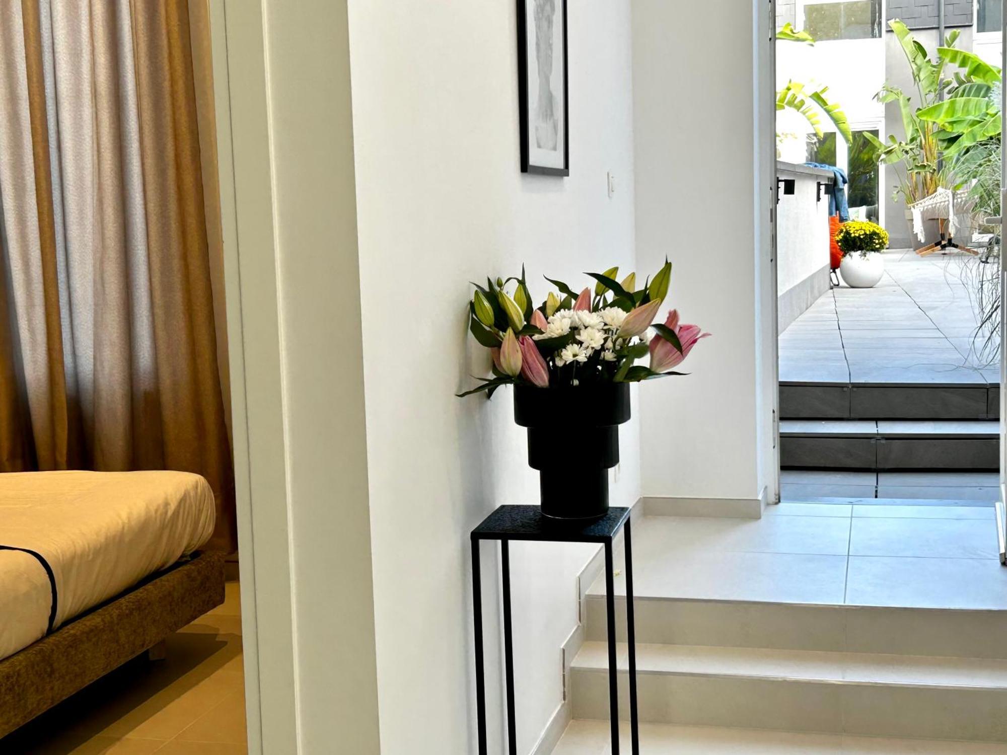 Phoenix Garden Apartment Mons Exterior photo